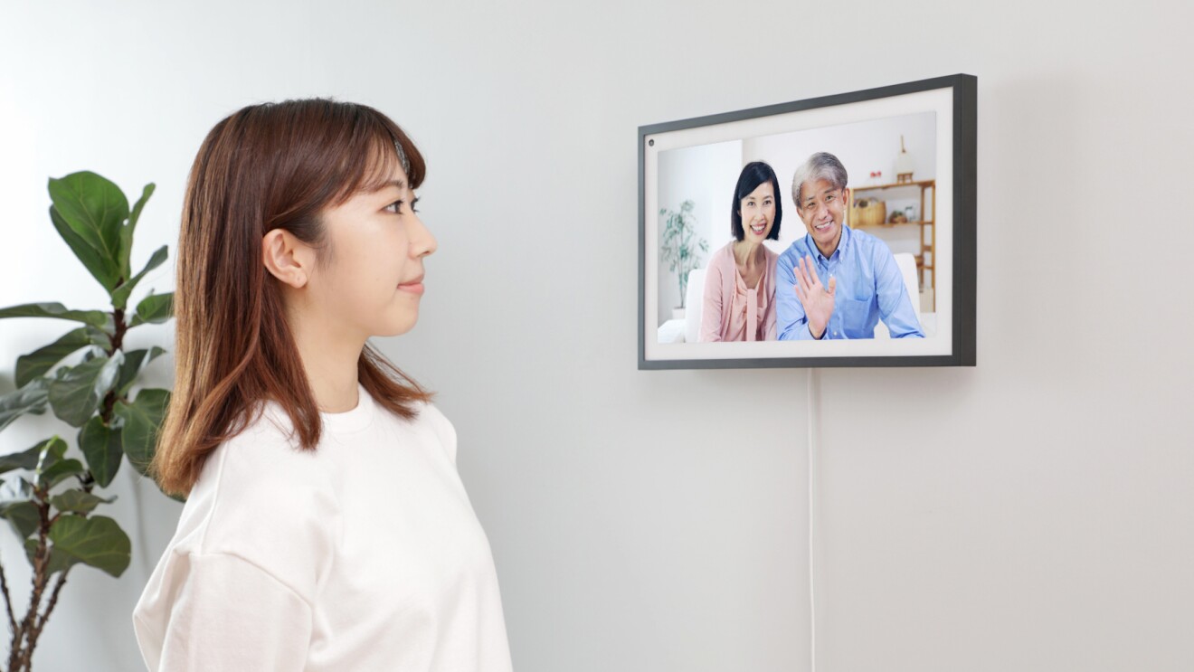 壁にかけたEcho Show 15で離れた家族と楽しくビデオ通話をしている写真