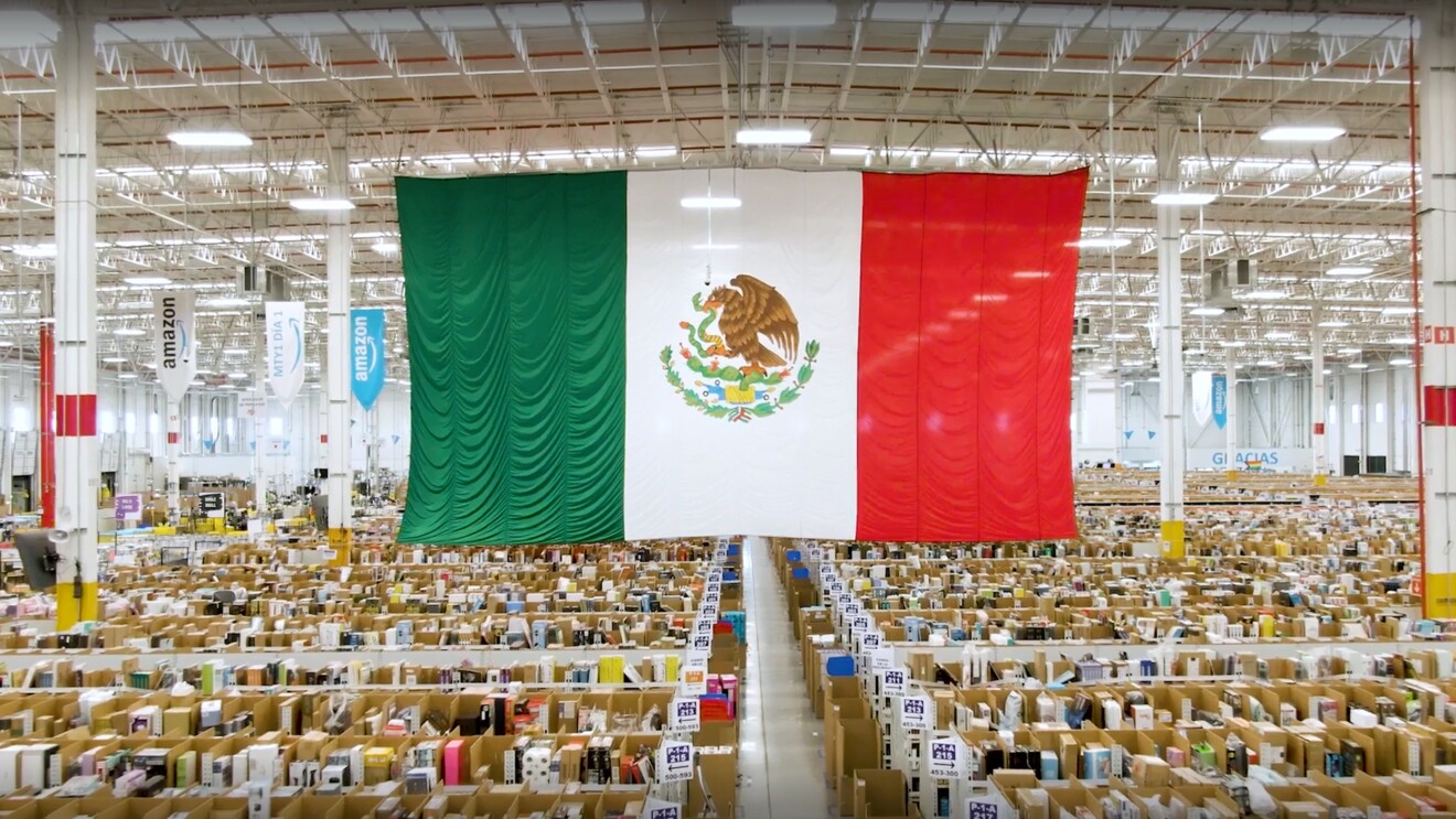 Bandera de México en almacén de Amazon