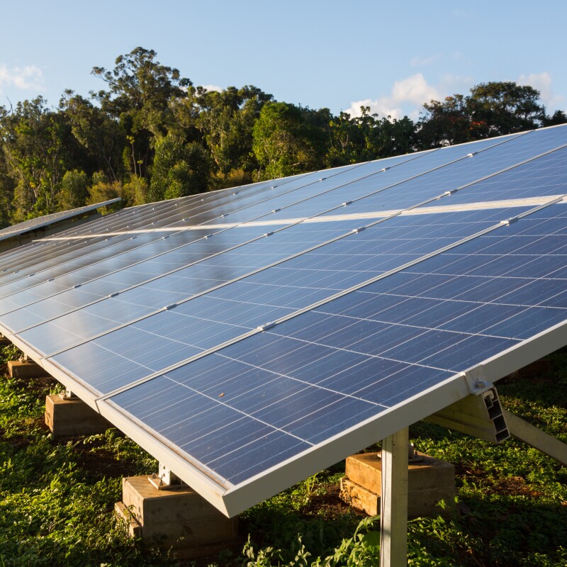 Uma placa solar em um campo aberto