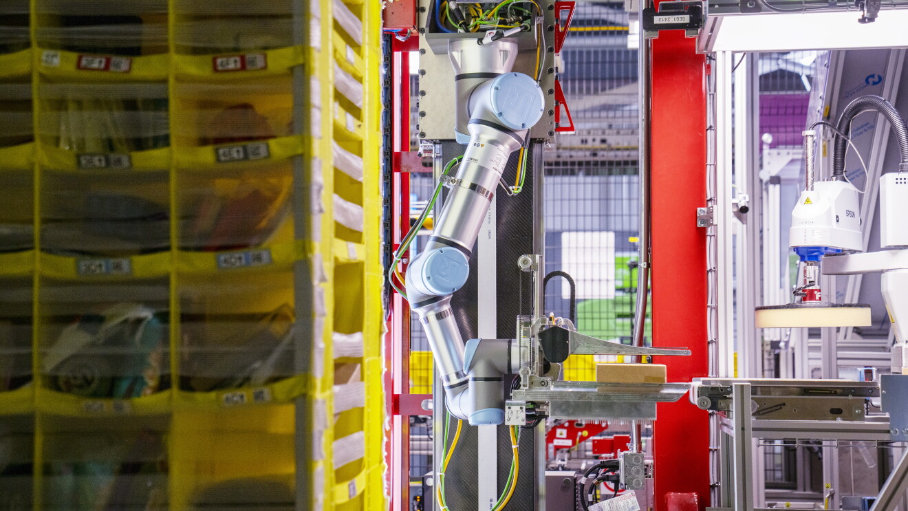 Ein Roboter mit Tastsinn wird in Logistikzentren von Amazon eingesetzt und von Mitarbeitenden getestet.