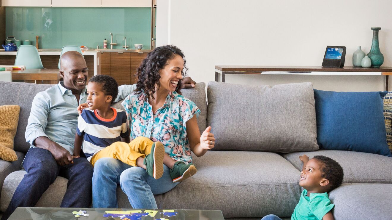 与家人一起在客厅里播放亚马逊Echo Show