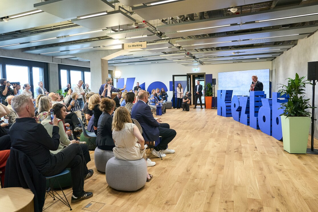 Besucher im KiezLab während der Eröffnungsfeier