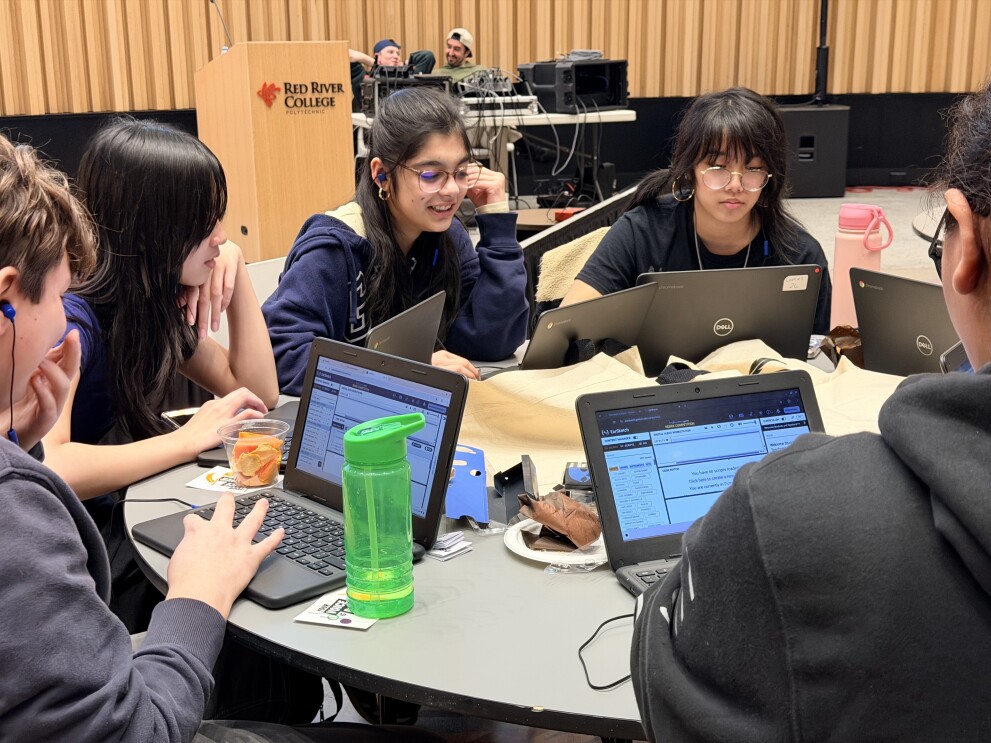 des enfants assis autour d'une table