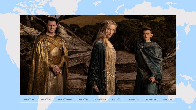 《指环王:力量之环》系列中的三个精灵角色站在田野里看着镜头。