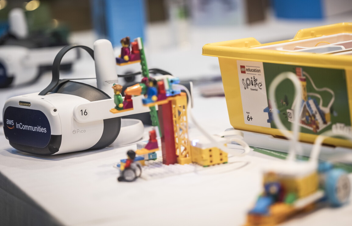 Gafas de realidad virtual al lado de un Lego Spike.