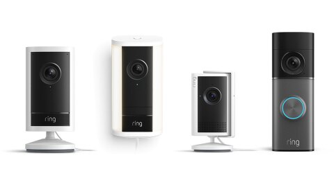 白背景に3台の白い監視カメラと1台のスマートドアベル。カメラはいずれも前面の黒いパネルにレンズ、背面から白いコード。ドアベルは上部黒・下部グレーで、上にレンズ、下に青く光るリング。
