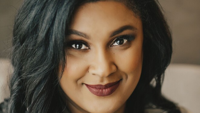 女人对着镜头微笑,头像