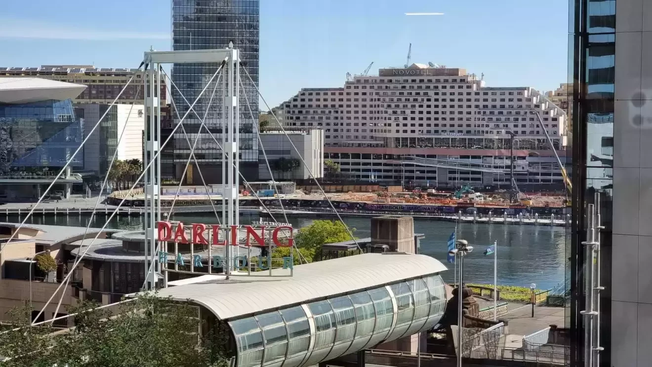 ヨットハーバーの向こうに見える大きな船のような形をしたビル