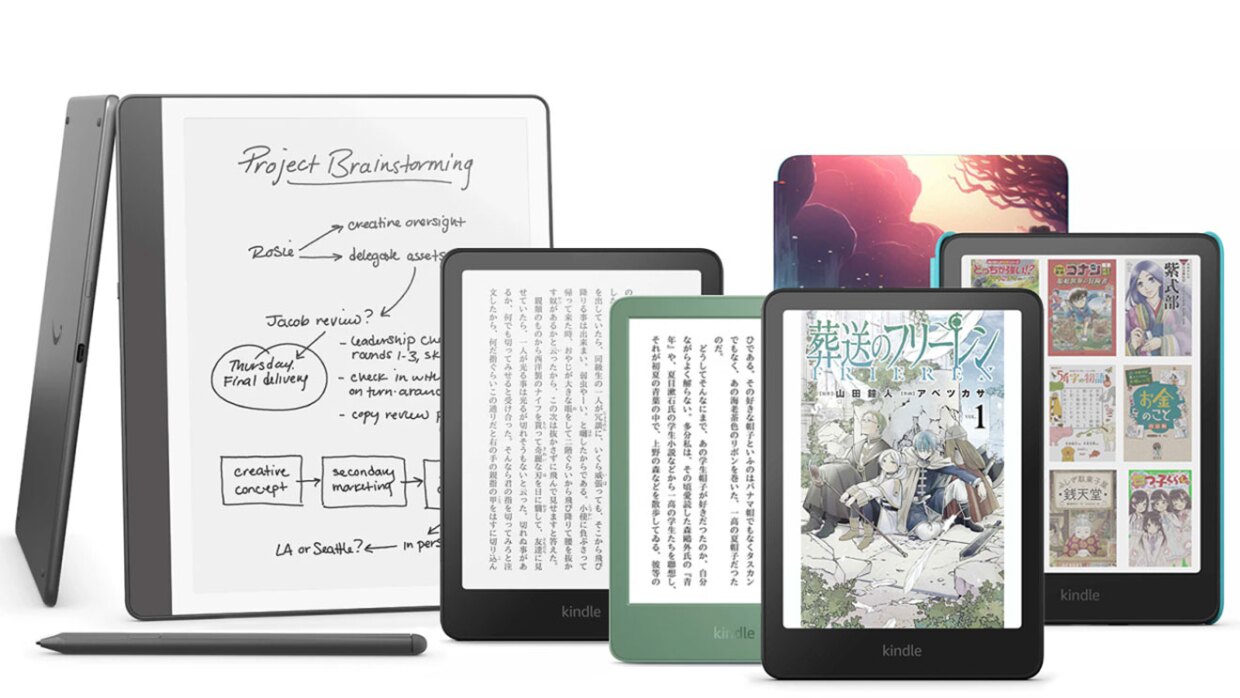 【編集】グレーの躯体で、スクリーンに英語の手書きのメモが書かれているKindle scribe、その前に置かれた付属のペン、黒い躯体のKindle Paperwhiteのスクリーン側と背面、薄い緑色のKindleのスクリーン側が並んでいる