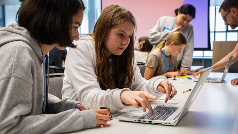 Amazon Future Engineer franchit le cap d’un million de jeunes sensibilisés 
aux opportunités du numérique 