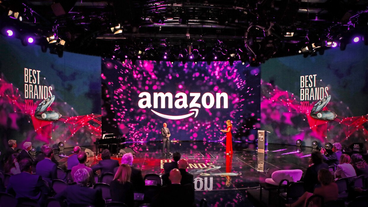 L'immagine mostra il momento in cui Amazon viene premiata