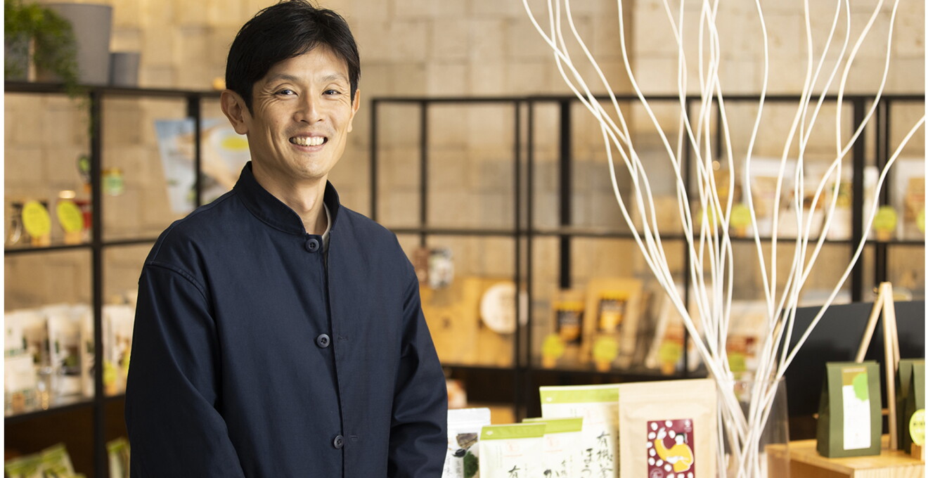 商品が並べられた店内で笑顔の大秦さん