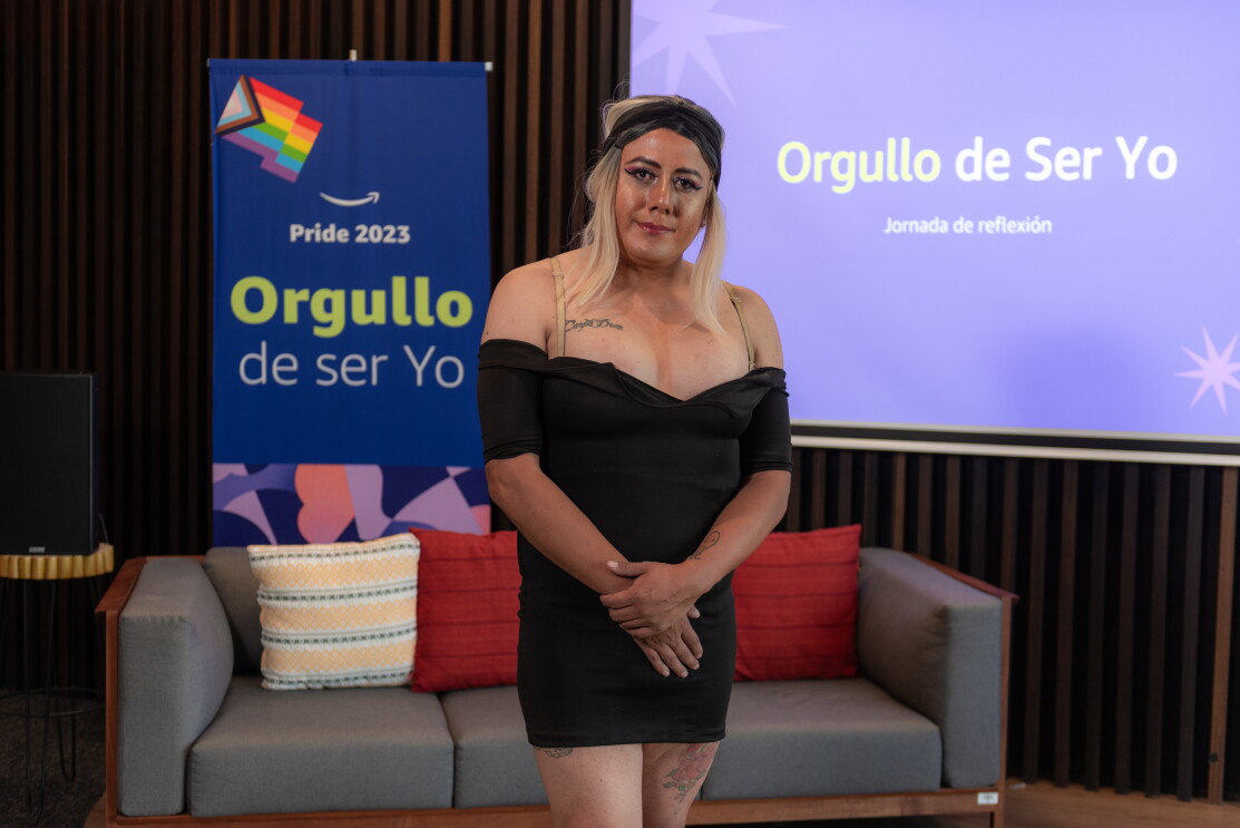 Alexia Zoe posando para una foto con los carteles de la campaña Orgullo de ser yo. 