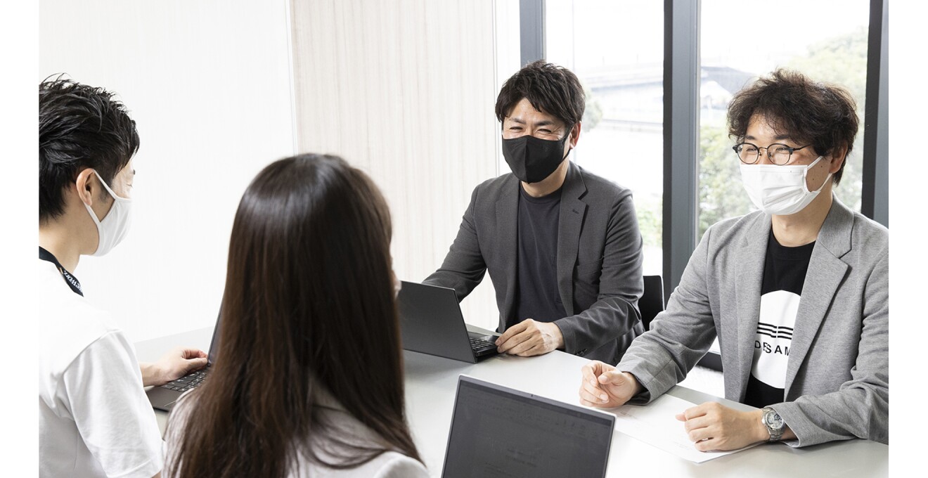 ミーティング中の清家さんと小佐野さんの写真