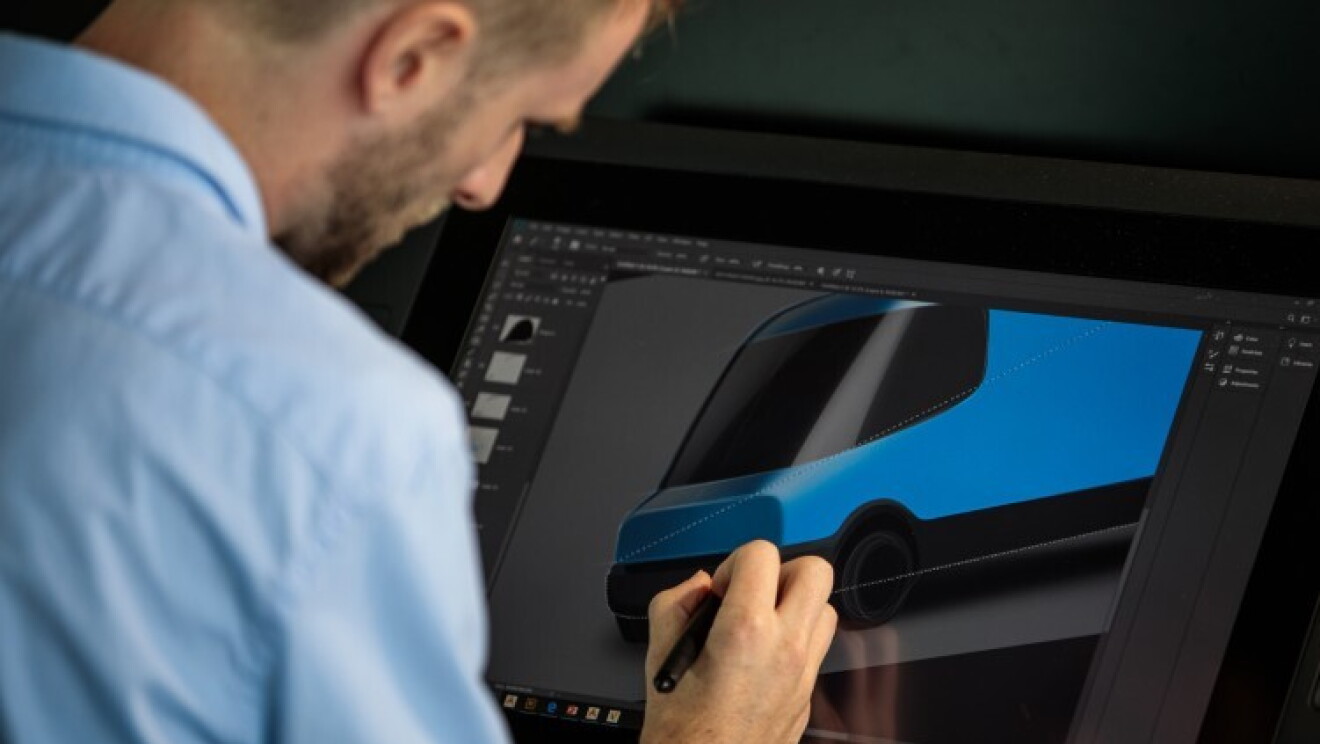 I designer lavorano ai diversi modelli in argilla dei nuovi veicoli elettrici per le consegne di Amazon 