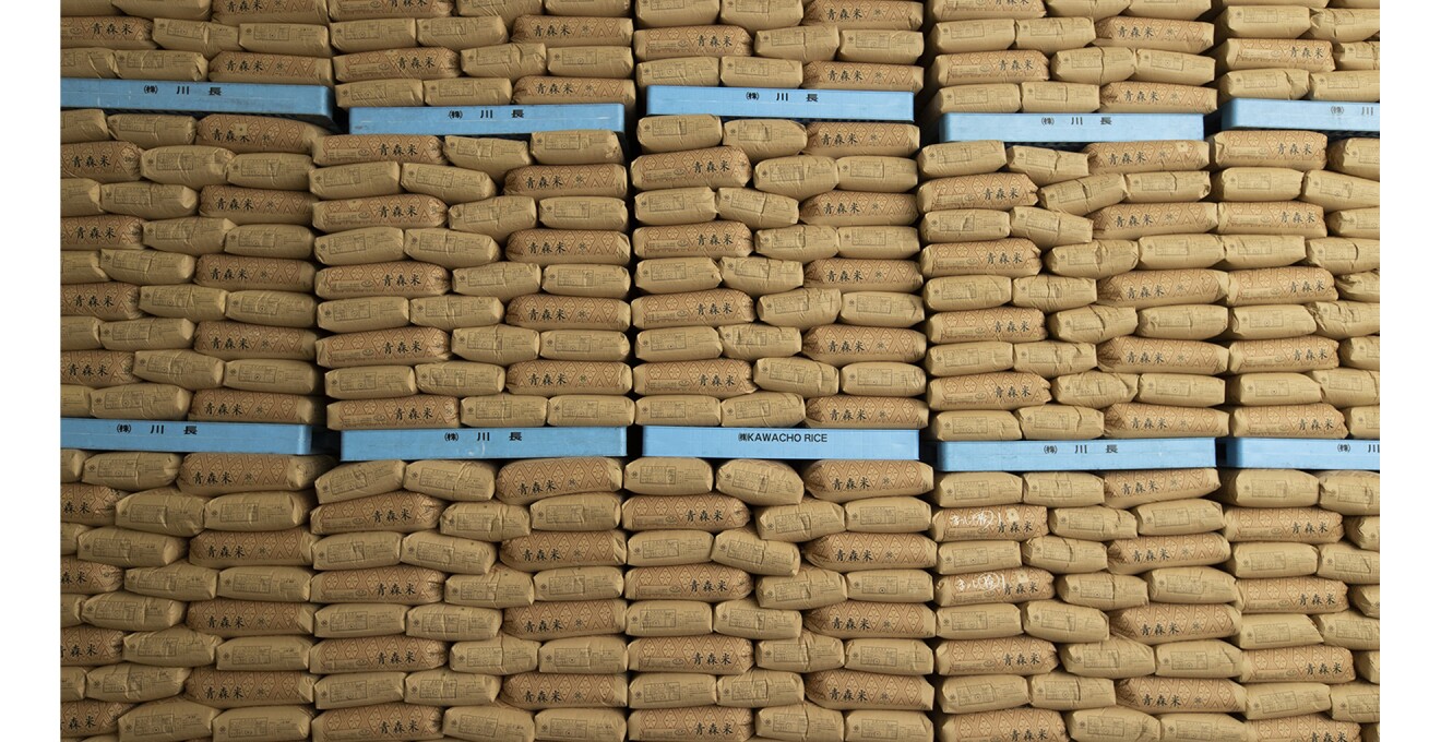きれいに米袋が積まれた写真