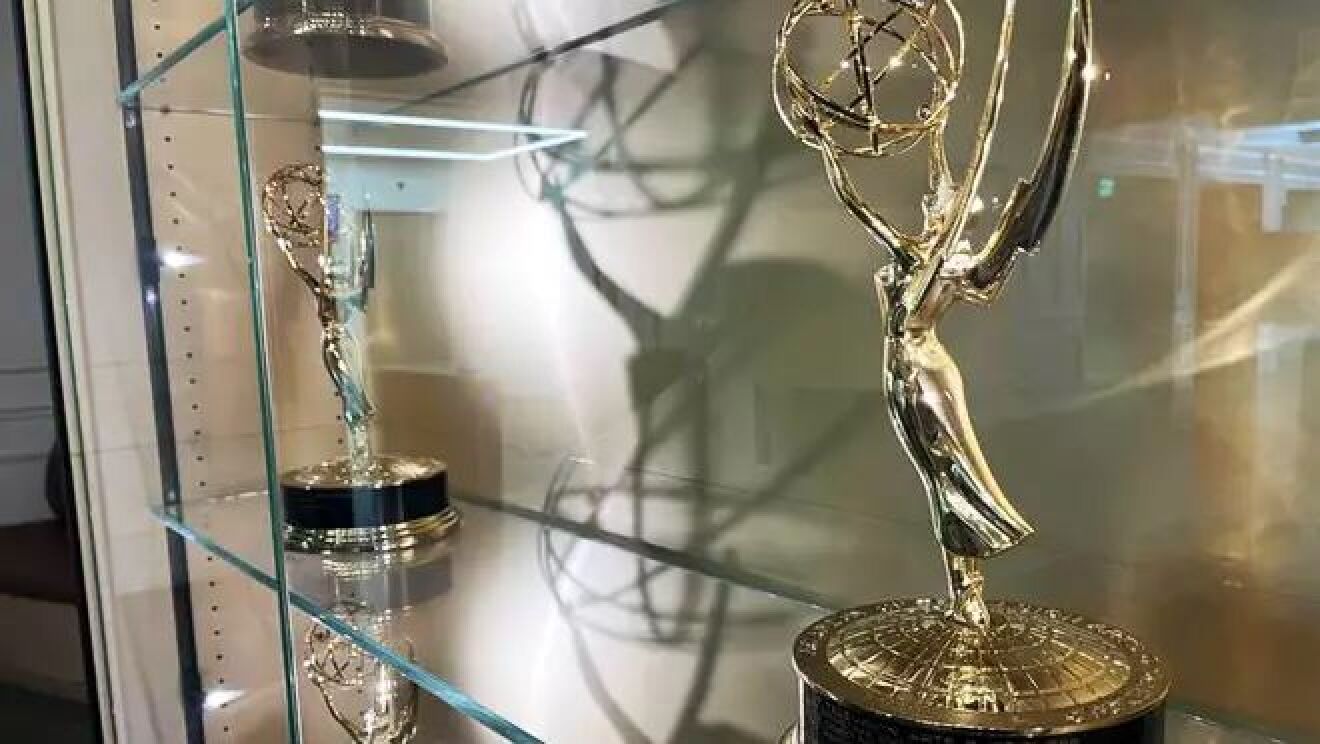 棚の中に置かれた金色のトロフィ