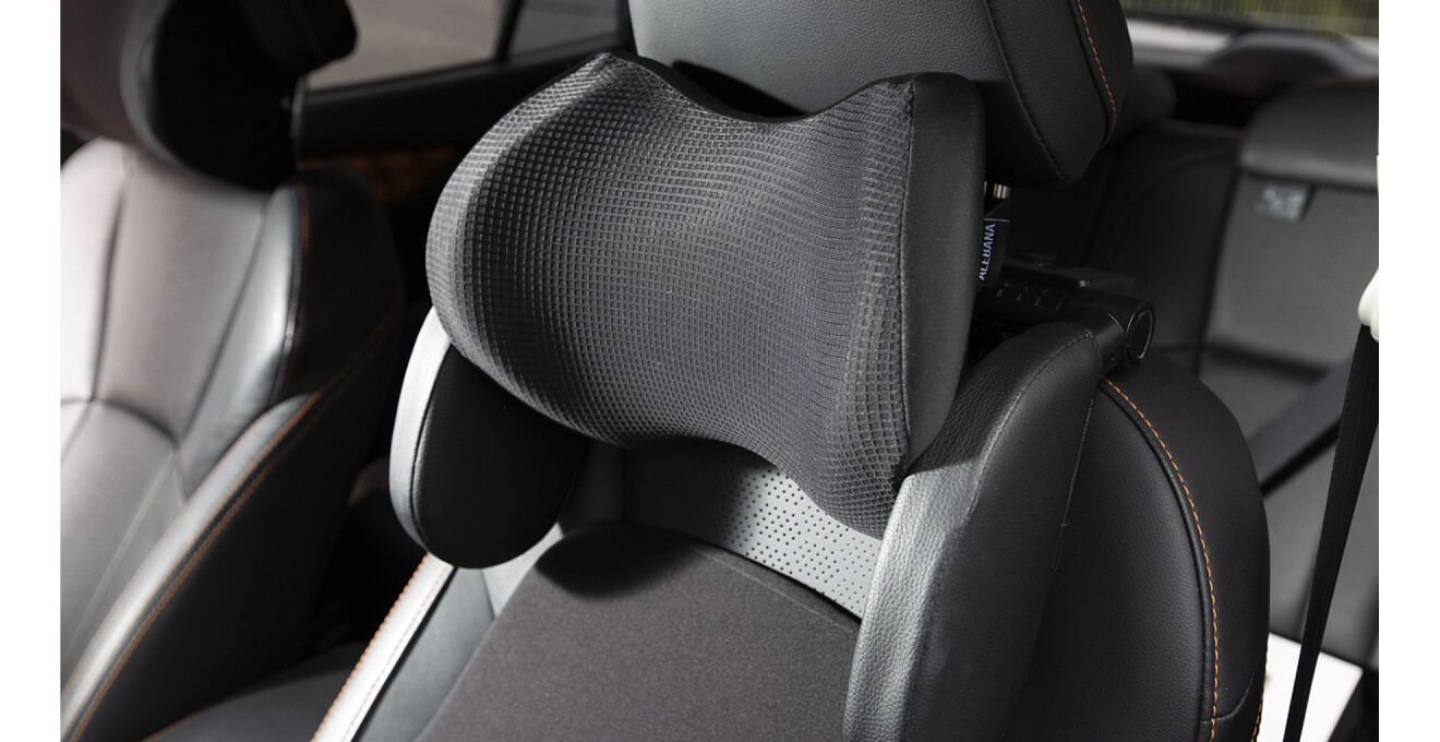 車のシートにヘッドレストとネックパッドをつけた写真