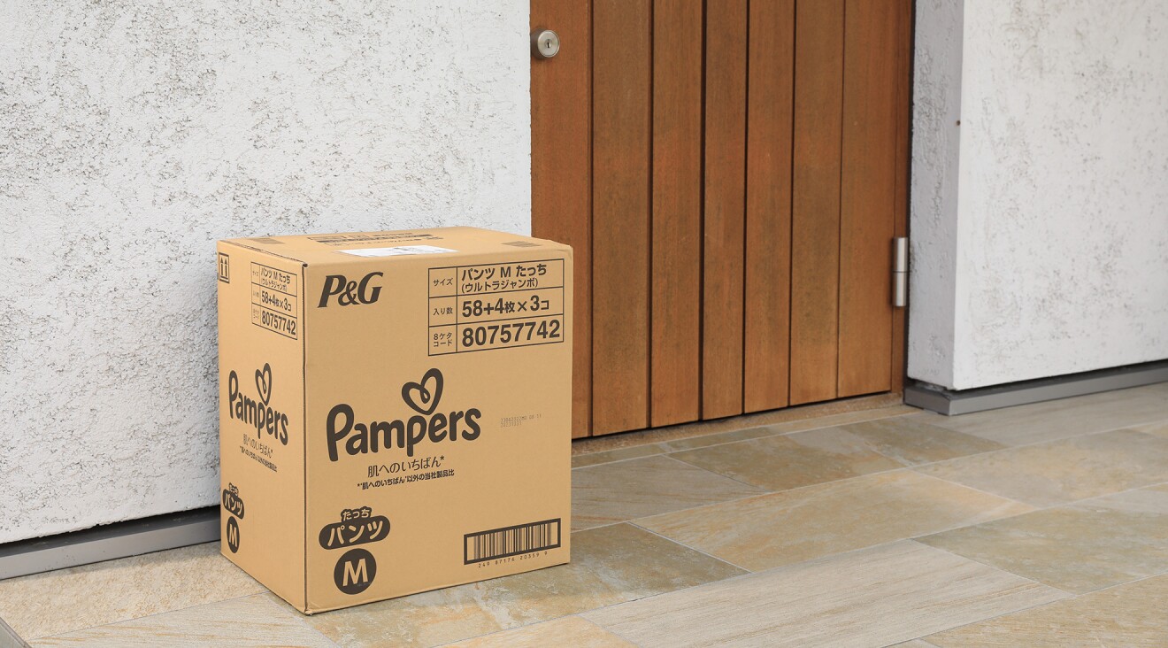 玄関の前に置かれた子ども用おむつの商品名が入った段ボール