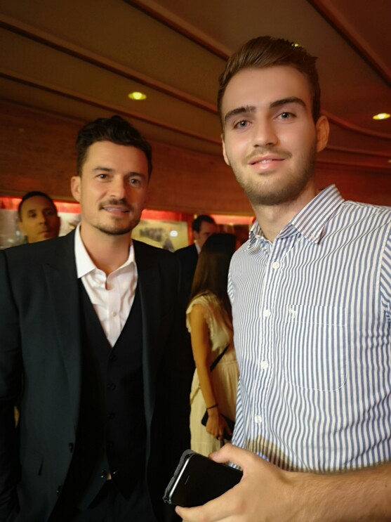 Leon im Selfie mit Orlando Bloom.