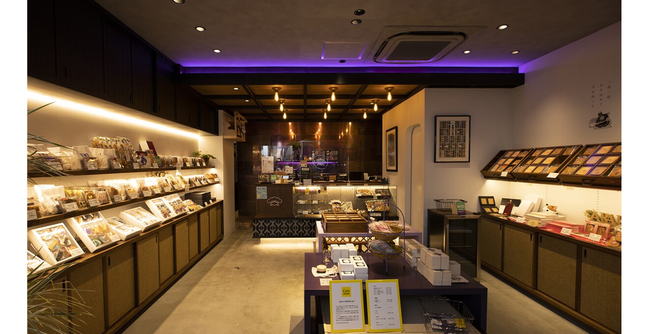 紫の照明が差し色となり印象的な店内