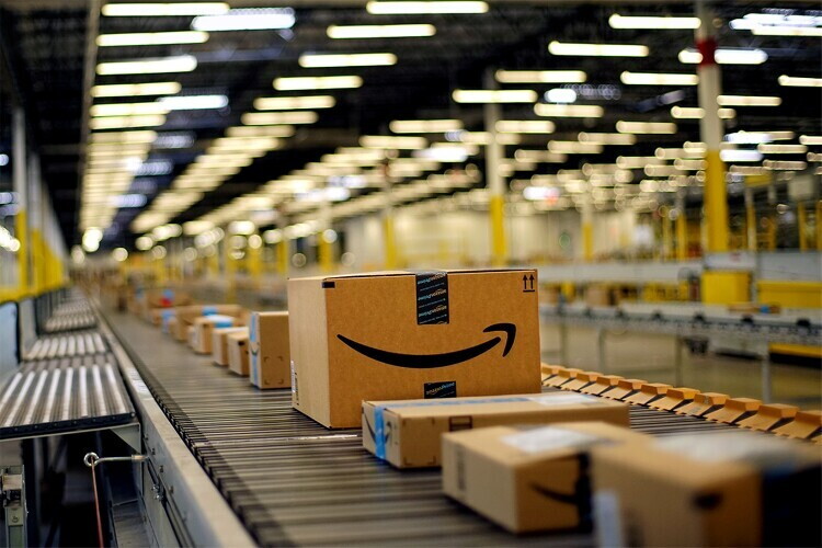 Packages on conveyor belt
