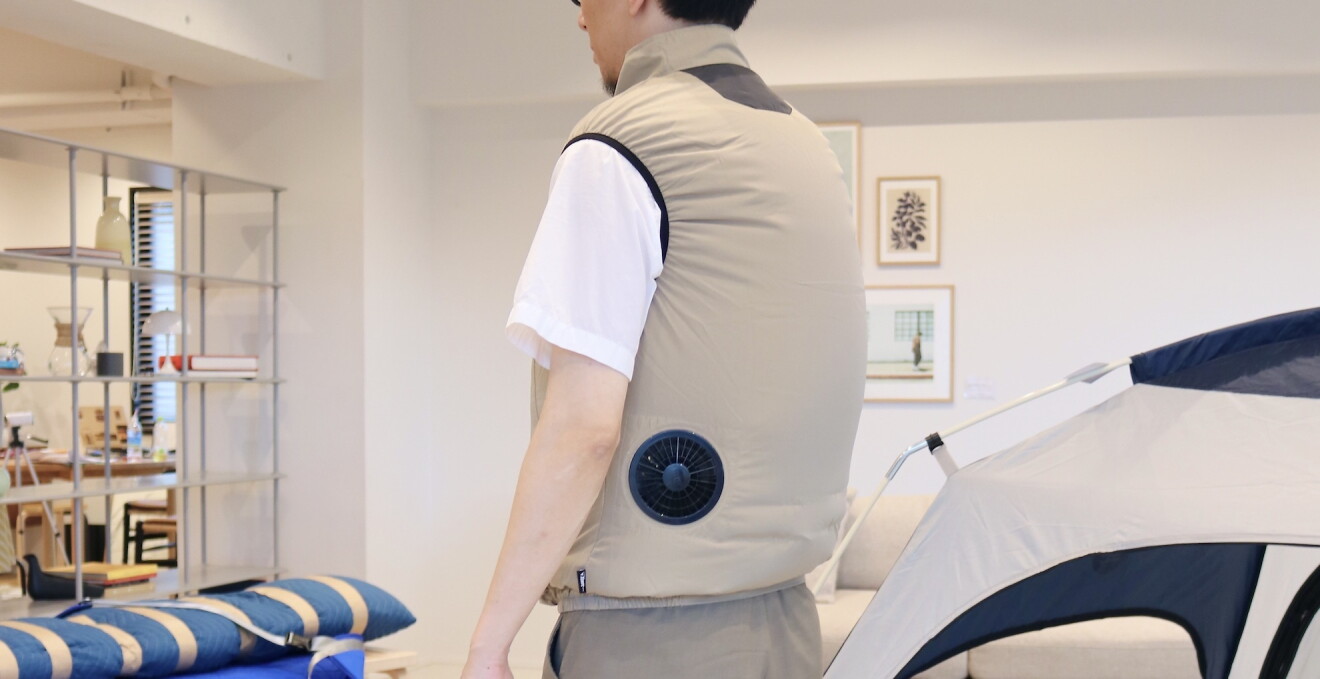 両サイドにファンがついているベストを着た男性