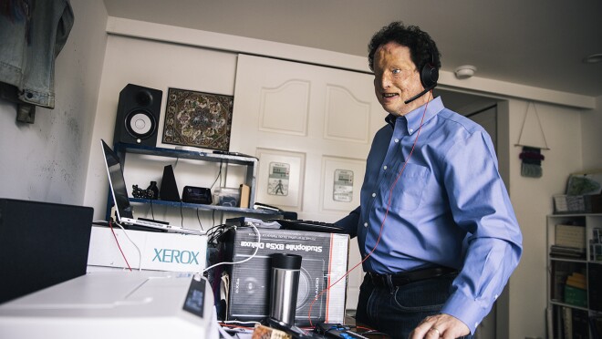 Josh Miele,亚马逊126实验室的首席无障碍研究员,在他的家庭办公室工作。