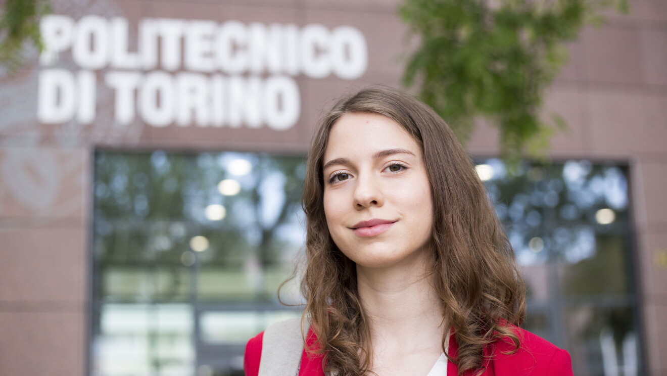 Beatrice Occhiena, una delle vincitrici della borsa Women in Innovation di Amazon, davanti al Politecnico di Torino