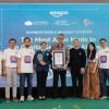 Amazon representatives with the GUINNESS WORLD RECORDS at the award ceremony
