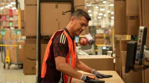 Jared Borgetti visitó el centro de envíos de Amazon MEX3