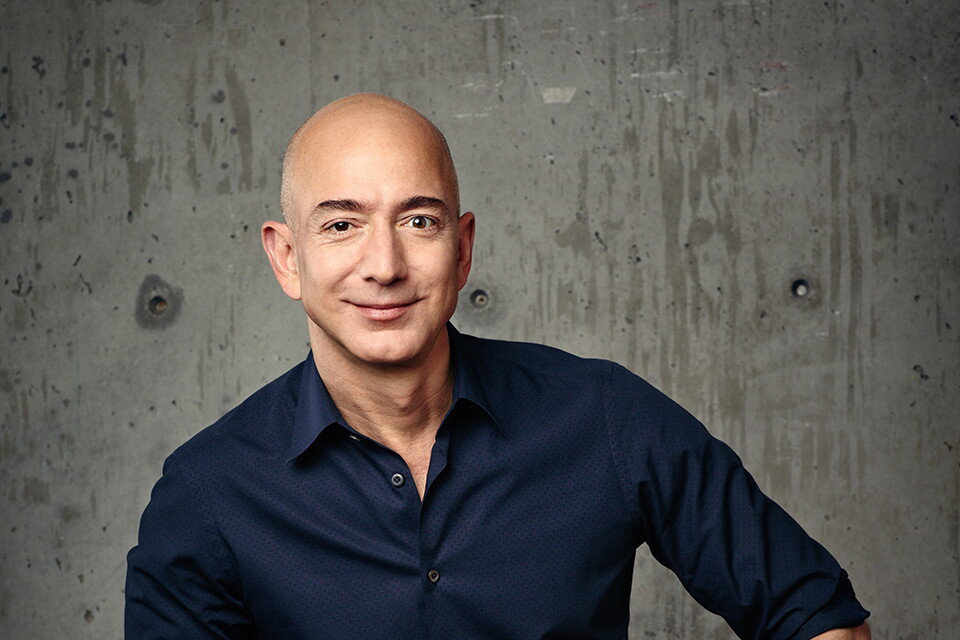 Una foto de Jeff Bezos mirando a la camera