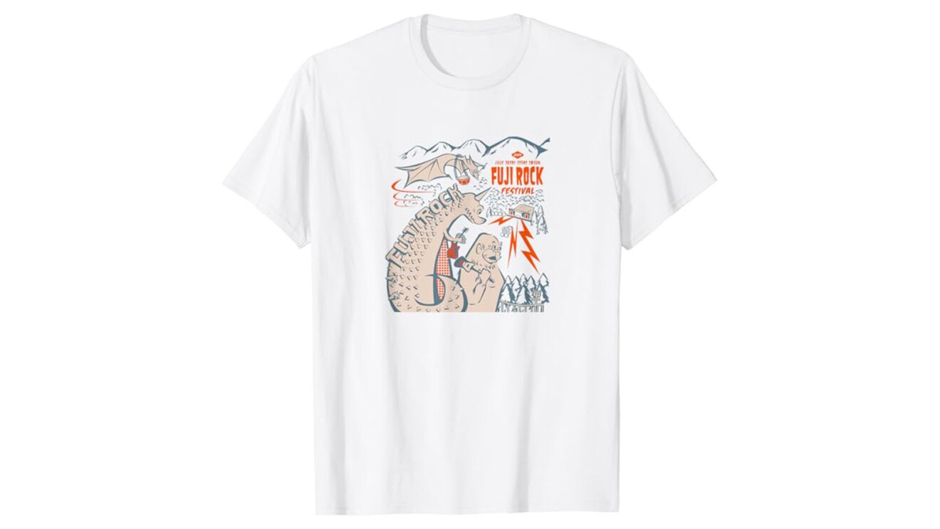 白いTシャツにはドラゴン、恐竜、モンスターが山の中で大きな音を発している場所を見ているイラストが描かれている