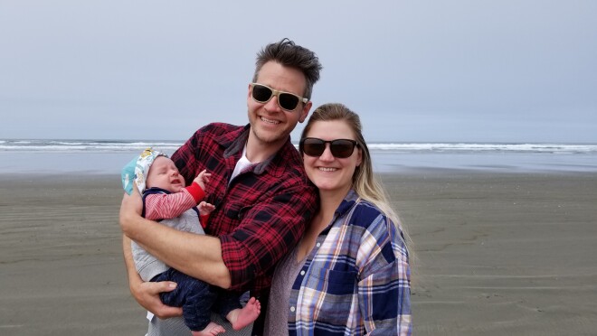 亚马逊的一个形象招聘人员看相机拍照。