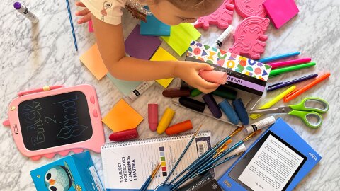 孩子的形象与多个BTS巨型蜡笔等产品,笔用,kindle,等等。