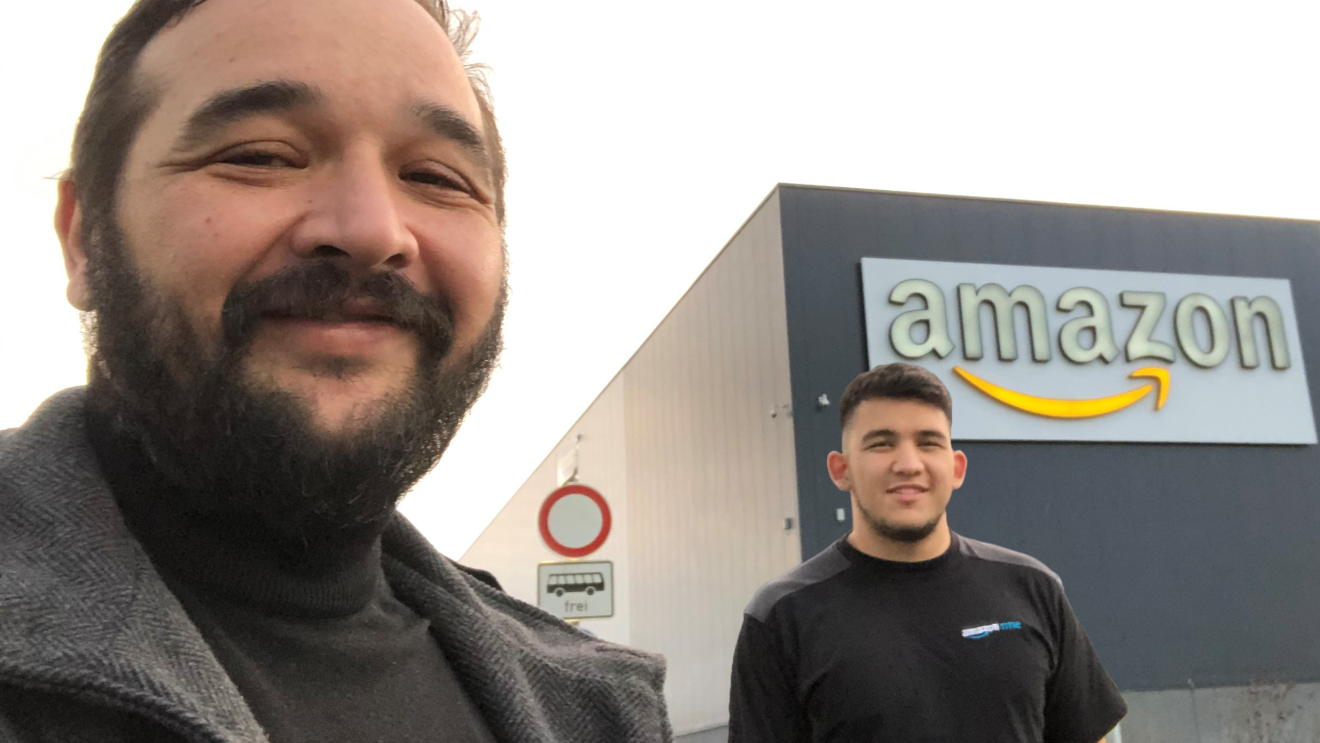 Bülen und Cihan vor dem Amazon Gebäude