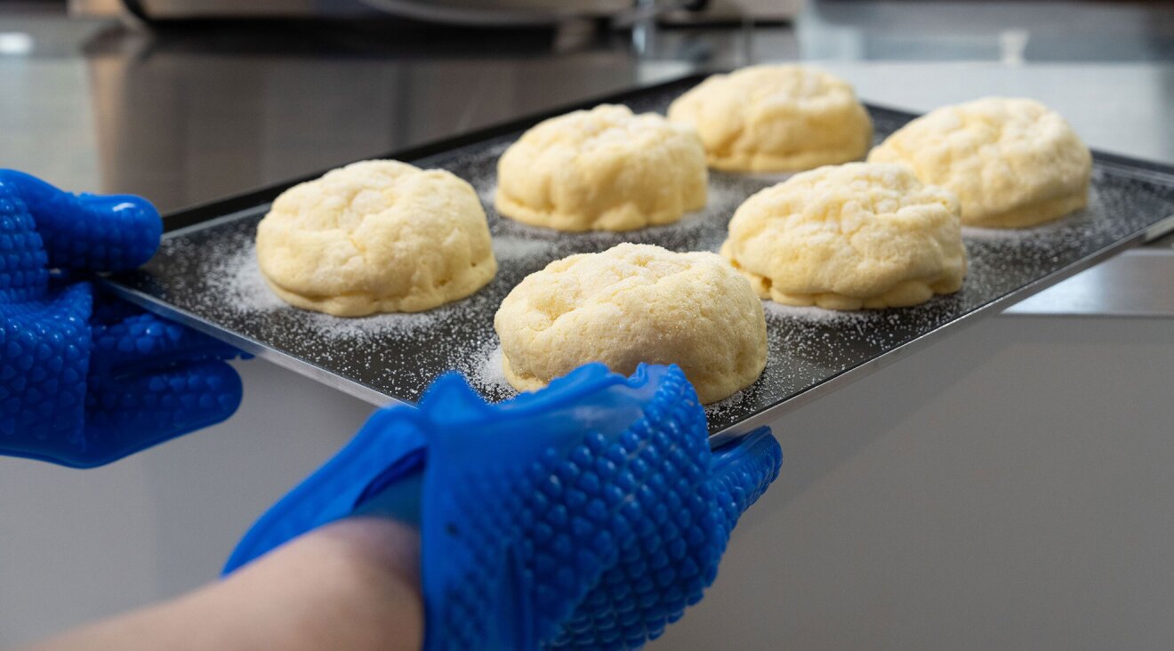 トレーに載ったメロンパン