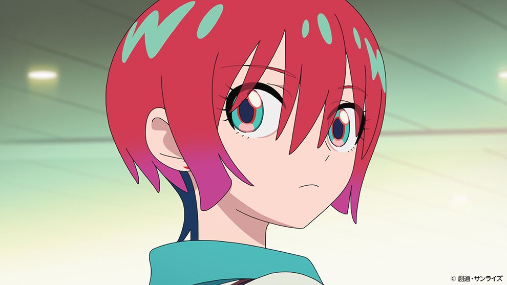 大きな目をしたショートカットの赤髪少女(マチュ)の顔、背景にはうすいグリーンの室内の天井が見える