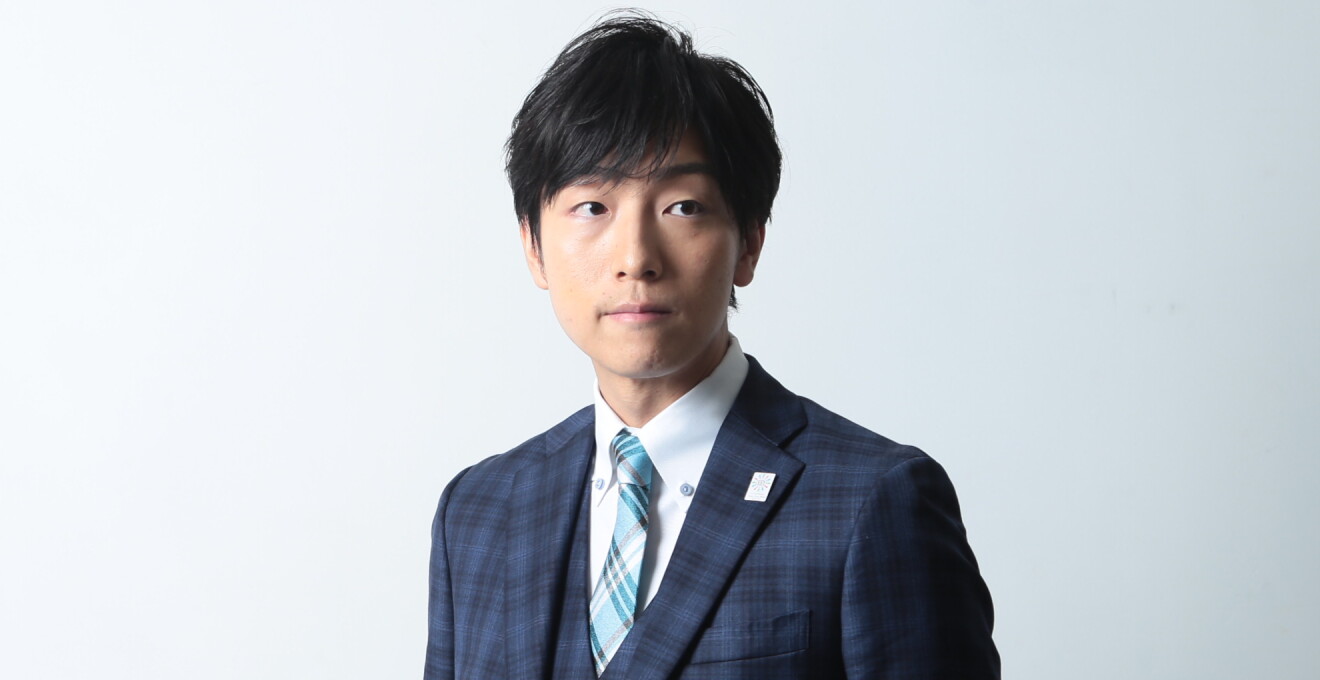 紺色のタータンチェックのスーツを着た男性。浅田すぐるさん