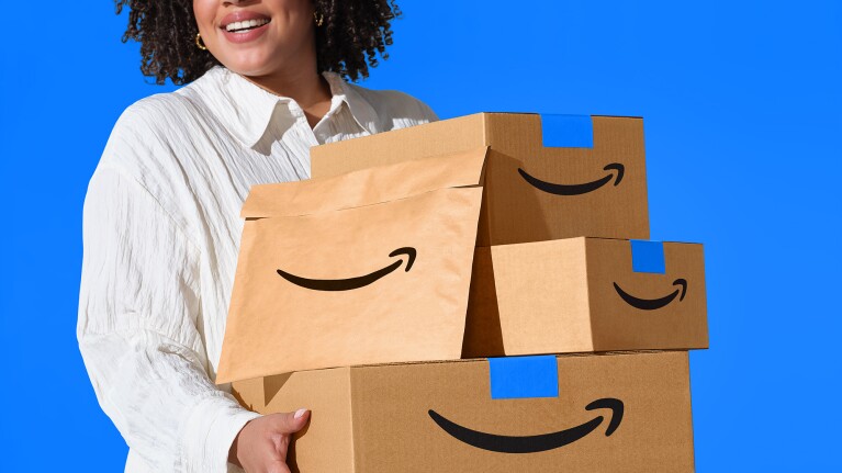 Amazon Prime Day 2025 - Frau mit Paketen