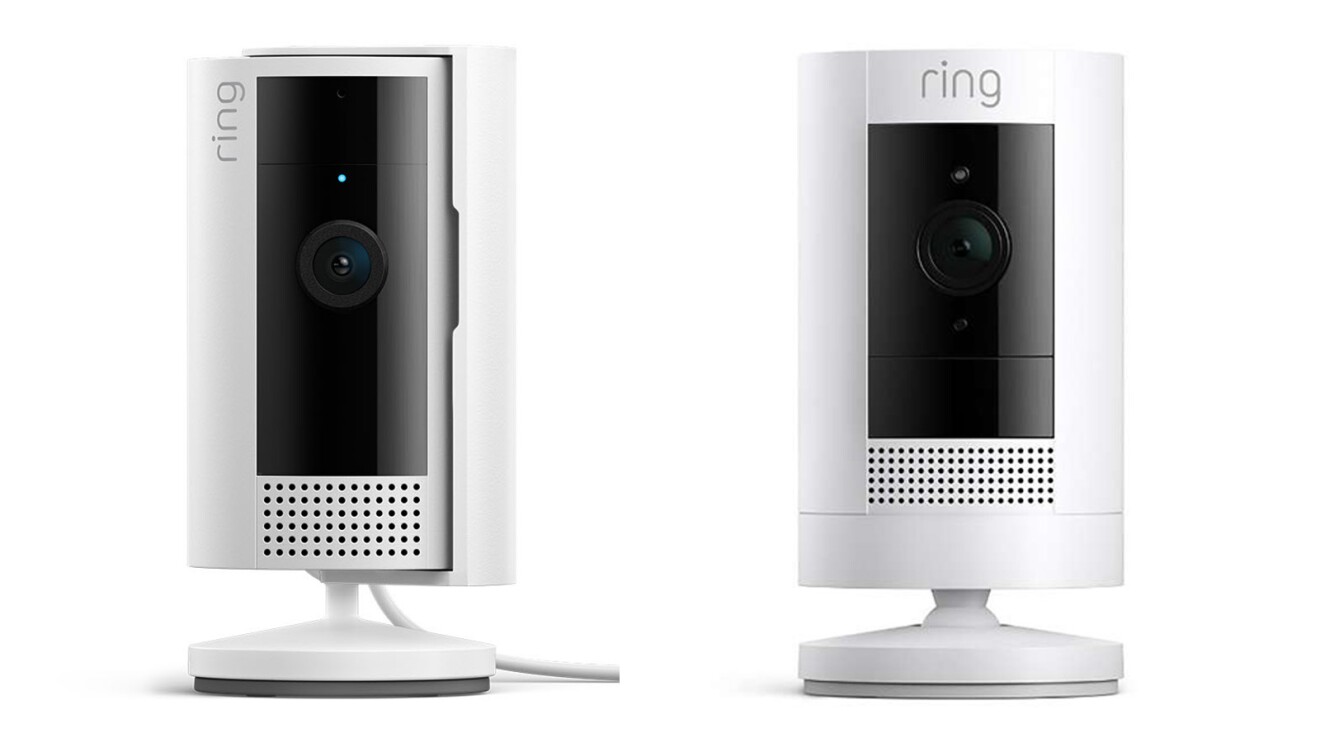 白い円筒状のカメラが2つ。側面中央にカメラのレンズが見え、その下にスピーカーの小さな穴がたくさん空いている。左側のカメラには電源用コードがついている。