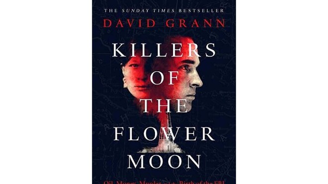 《花月杀手》的封面——左边是女人的脸,右边是男人的侧面。两张脸都有红色的色调。背景为黑色,标题文本为白色。