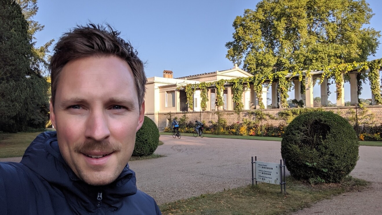 Sven standing outside and taking a selfie in front of a monument.
