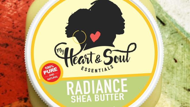 一张木桌上放着一款来自My Heart and Soul Essentials的乳木果油产品。