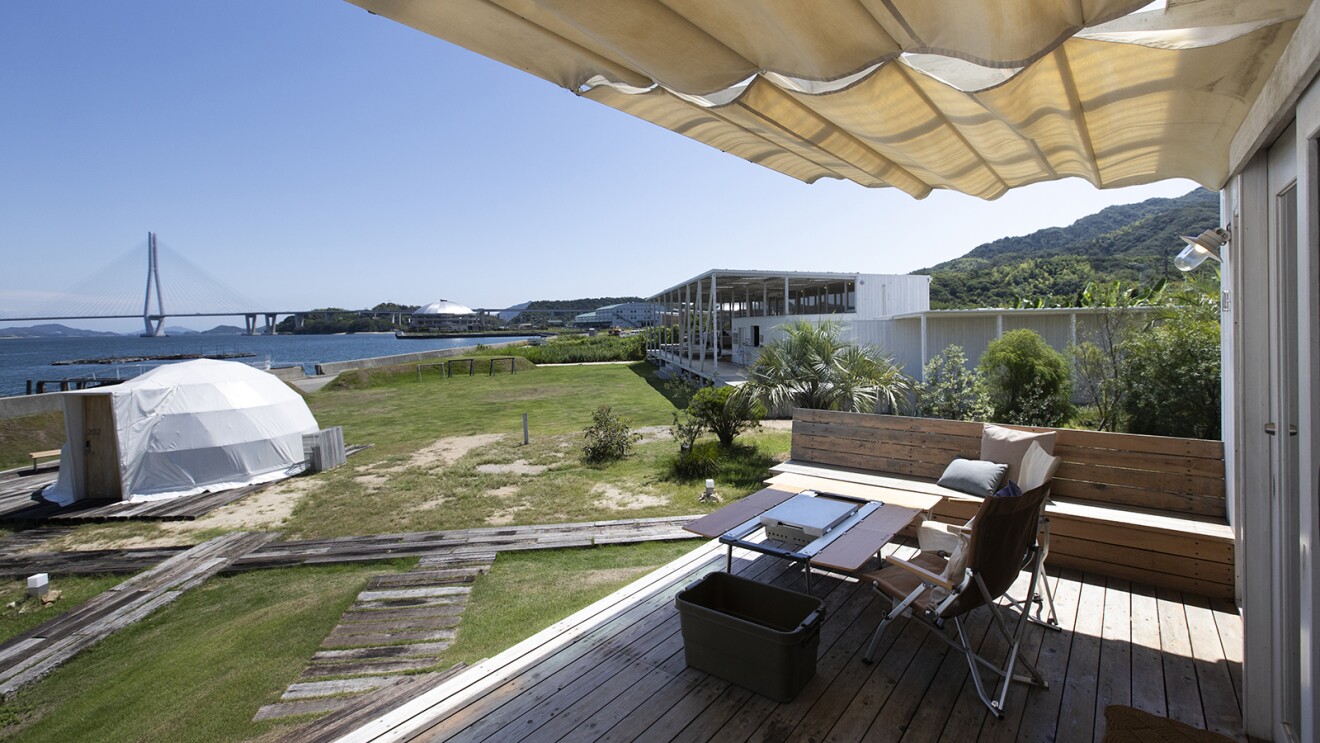 海と橋が見えるウッドデッキ