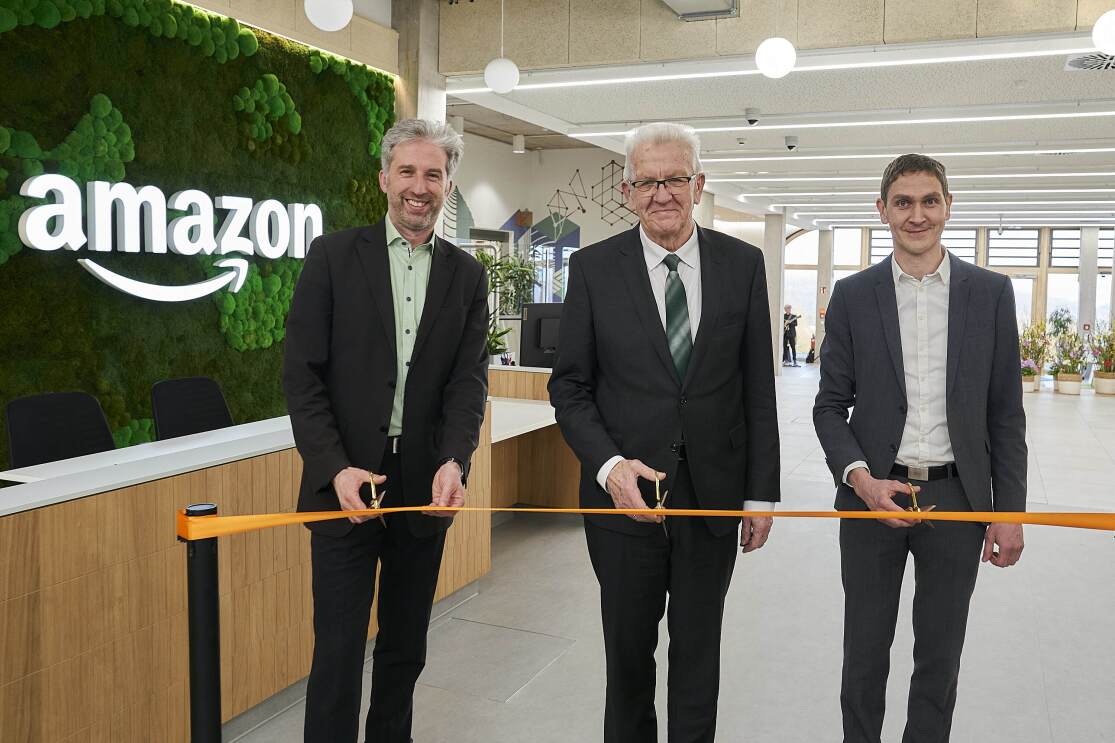 Während der Eröffnungsfeier des neuen Amazon Standorts in Tübingen zerschneiden Boris Palmer, Winfried Kretschmann und Michael Hirsch ein Band.
