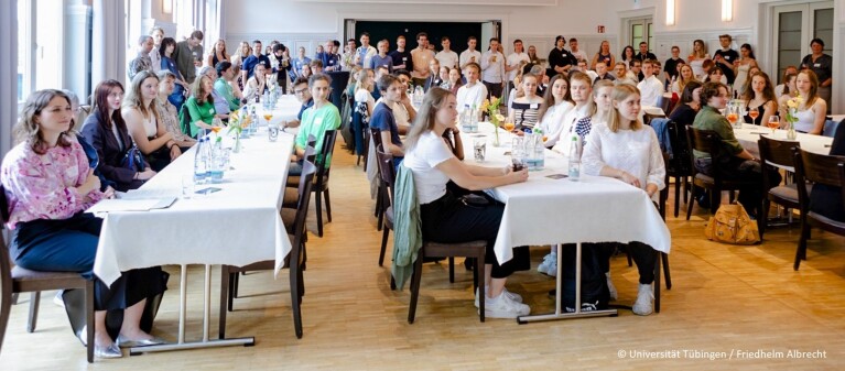 Mittelgebende und Studierende auf dem Sommerfest des Deutschlandstipendium in der Universität Tübingen