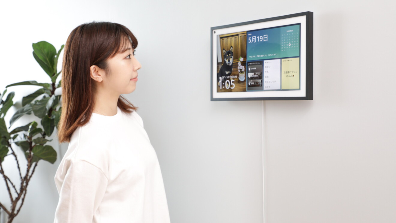 部屋の壁にかけたEcho Show 15を利用している写真