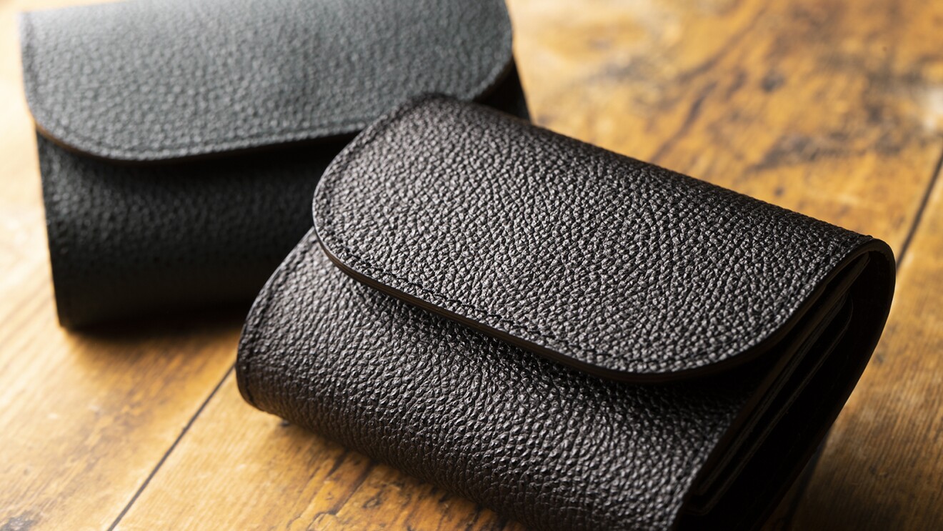 黒色のミニ財布の写真