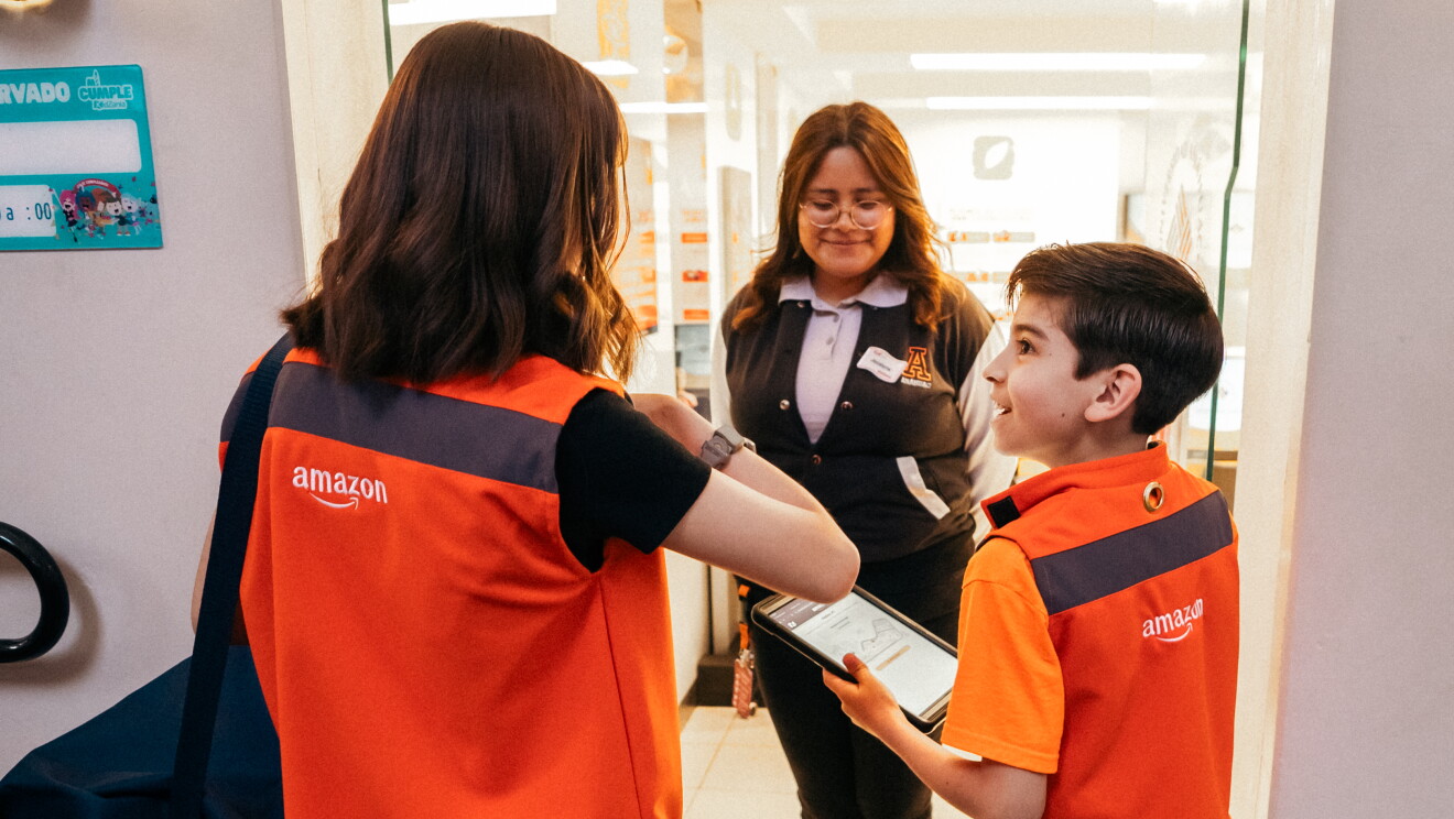 Madre e hijo con el chaleco de Amazon en Kidzania. 